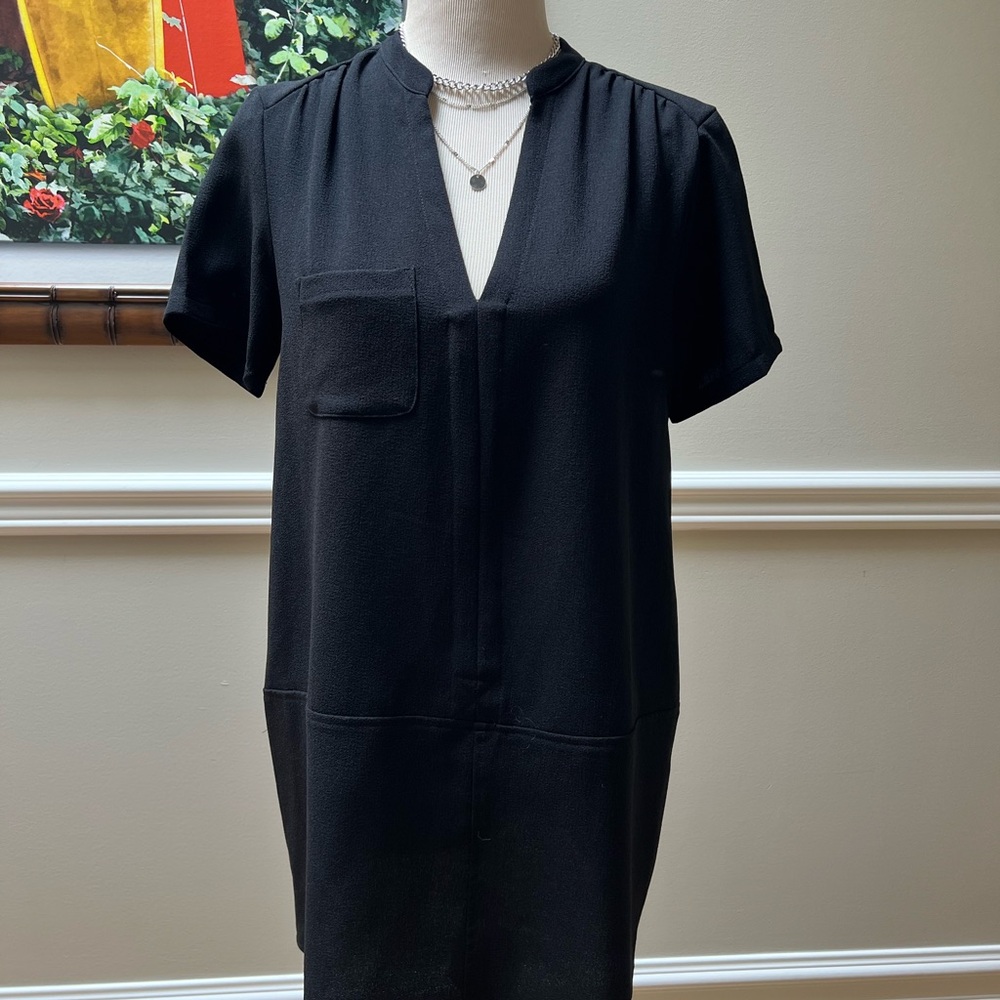 ALL IN FAVOR Black V-Neck Shift Dress